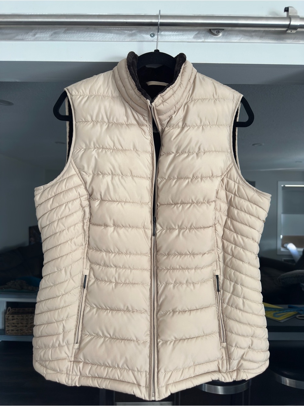 Womenโs Lightweight Quilted Vest - Cream